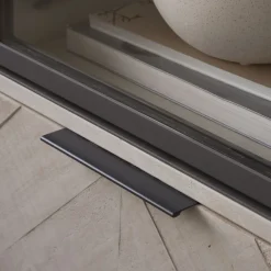 Enzo Vitrine en bois massif et métal couleur blanc wild