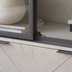 Enzo Vitrine en bois massif et métal couleur blanc wild