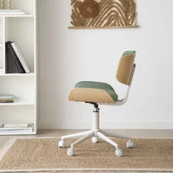 Haru Chaise de bureau rembourrée en vert avec bois et roulettes