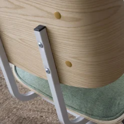 Haru Chaise de bureau rembourrée en vert avec bois et roulettes