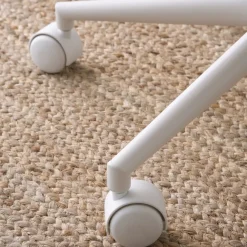 Haru Chaise de bureau rembourrée en vert avec bois et roulettes