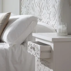 Indira Table de nuit blanche en bois massif sculpté de manguier