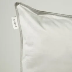 Vela Coussin décoratif en velours pour canapé de couleur perle